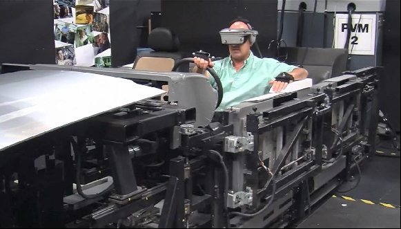 1:1实车虚拟实验室驾驶场景,人员佩戴VR设备在柔性台架上操作模拟驾驶